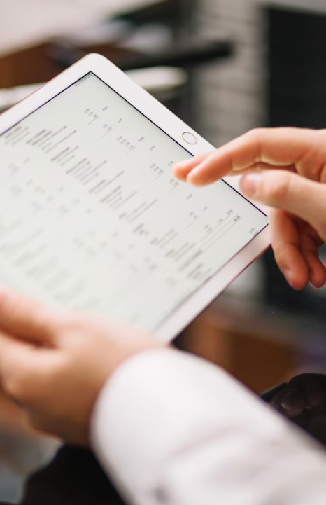 Analyse de données industrielles sur tablette, illustrant la performance, la réactivité et la prise de décision en temps réel.