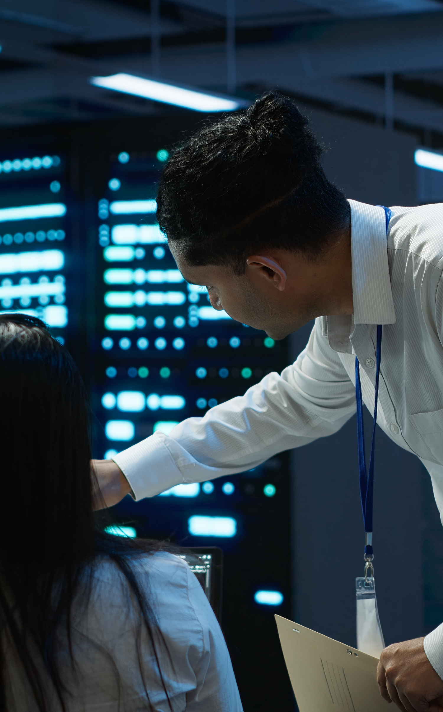 Expert en cybersécurité effectuant un audit des systèmes informatiques dans une salle serveurs sécurisée.