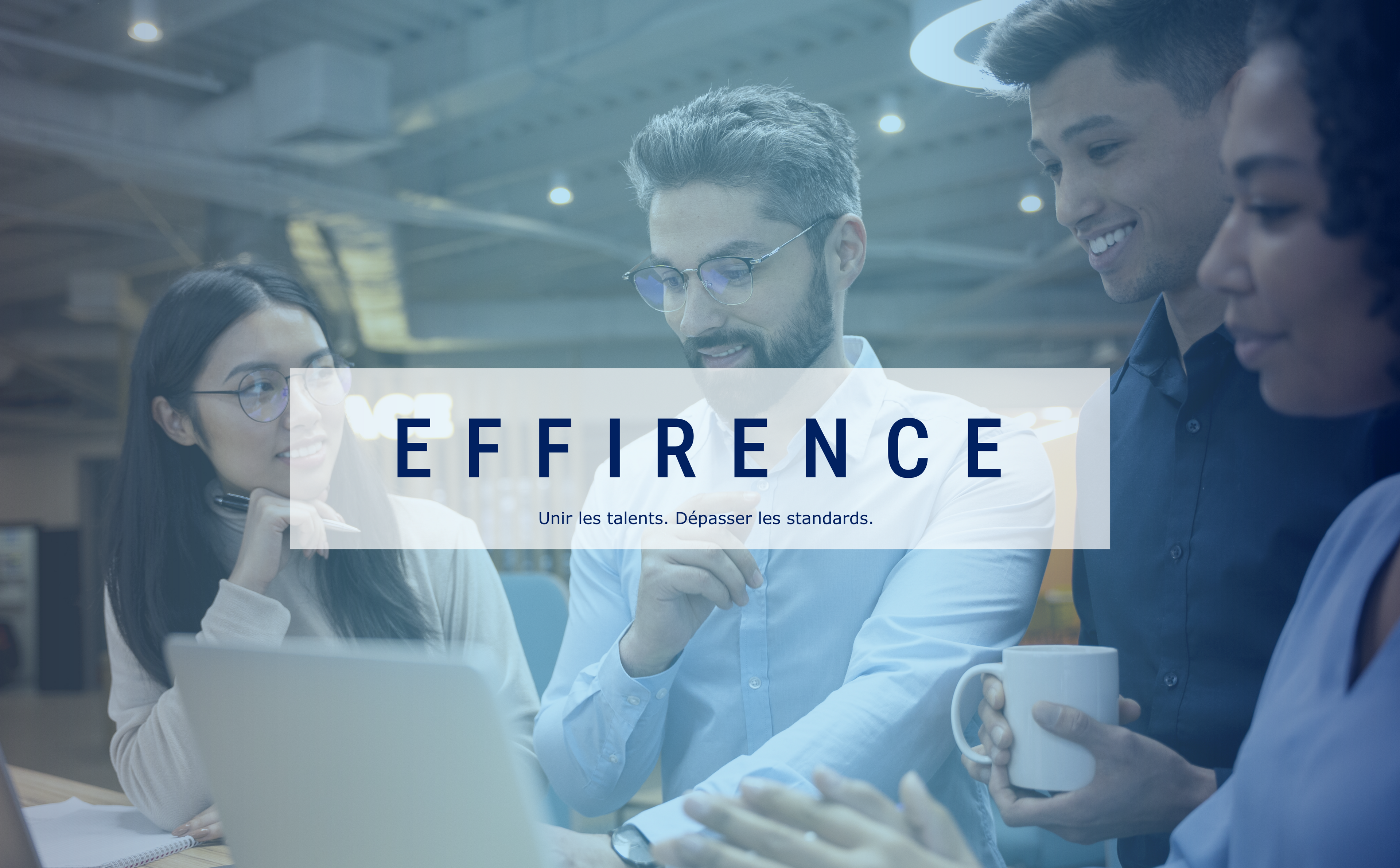 Équipe de jeunes professionnels collaborant autour d’un ordinateur, avec le logo Effirence et la signature "Unir les talents. Dépasser les standards." en surimpression.