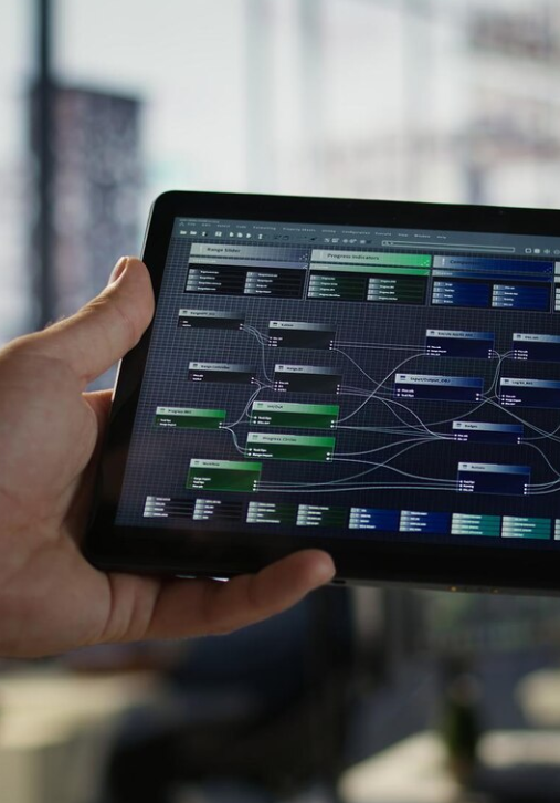 Schéma de processus affiché sur tablette, illustrant la digitalisation et l’optimisation des systèmes industriels par Effirence.