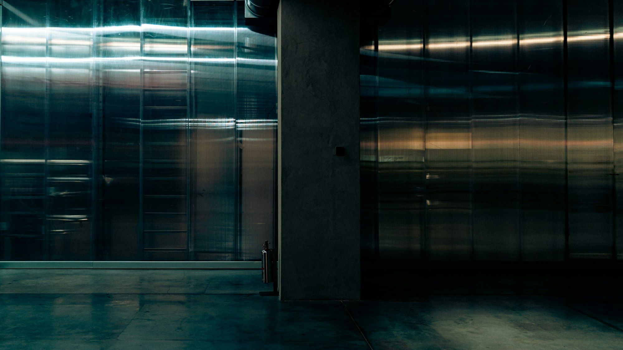 Couloir technique métallique d’un bâtiment industriel