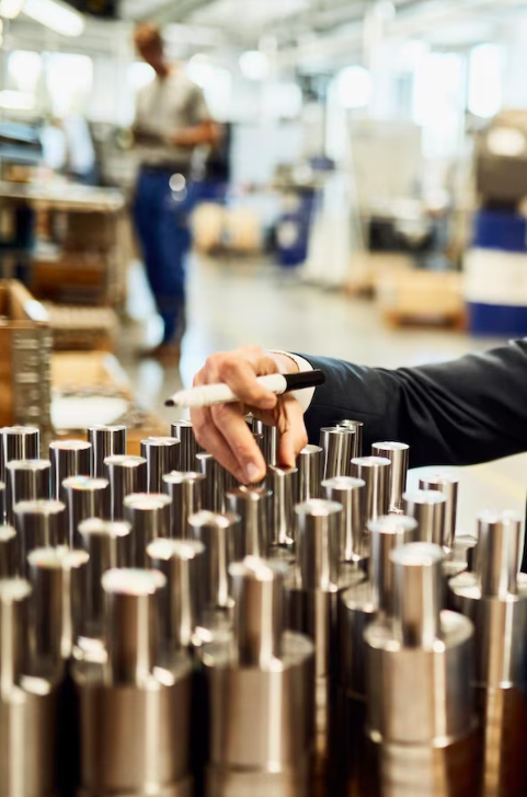 Inspection et contrôle qualité de pièces métalliques en atelier industriel.