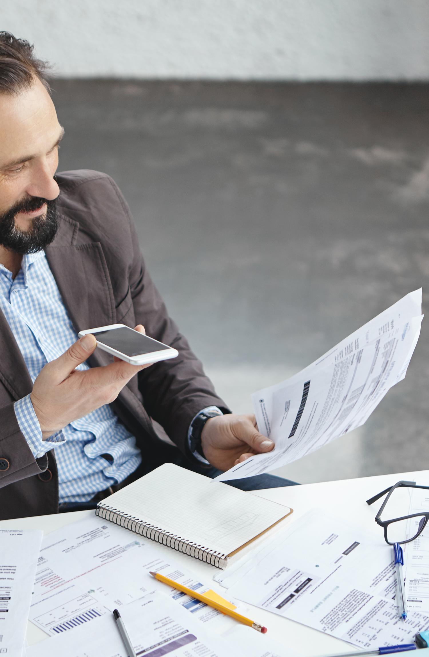 Gestion de contrats et documents administratifs en ingénierie et management de projet.