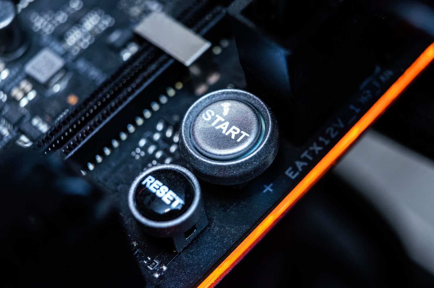 Boutons Start et Reset sur une carte électronique représentant l’innovation et la transformation numérique.