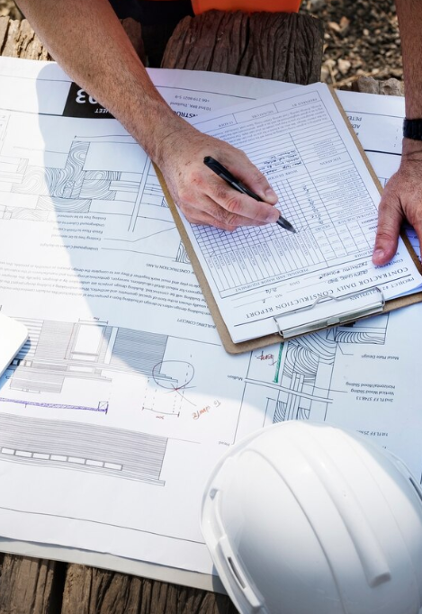 Planification et suivi de projet industriel avec plans techniques et rapport d’ingénierie.