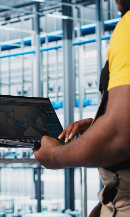 Ingénieur utilisant un logiciel lié à l'automatisme pour la maintenance et l’optimisation industrielle chez Effirence.