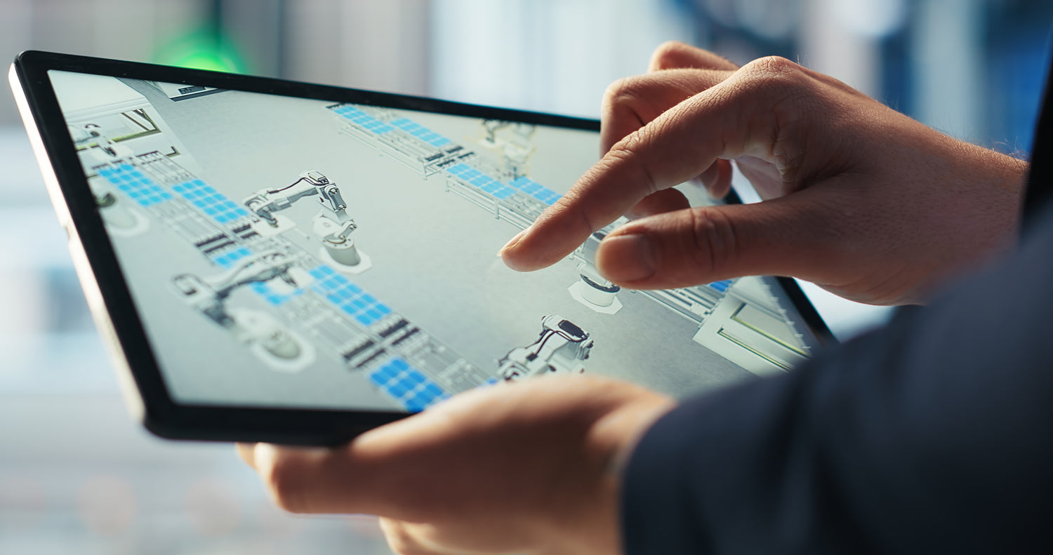 Simulation d’usine robotisée sur tablette avec bras mécaniques, automatisation et contrôle numérique des processus industriels.